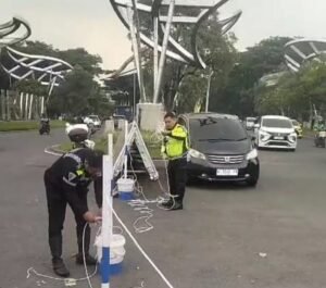 Turjawali Satlantas Polresta Sidoarjo, Pasang Tali Pembatas Tolo Tolo di Simpang 4 Kahuripan 