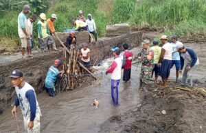 Babinsa Desa Jatinom Bersama Warga dan Poktan Mekar Sari Gotong Royong Bersihkan Dam Sungai Nglaos