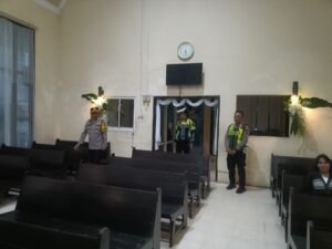 Malam Paskah Polsek Krian PAM Kamtibmas di GKI 