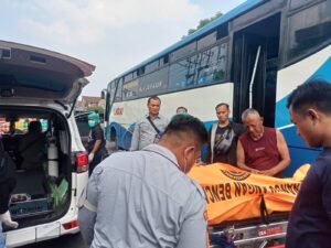 Seorang Penumpang Asal Nggronggot, Nganjuk Meninggal Dunia di Dalam Bus Kota Bungurasih.