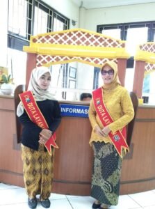 Hari Kartini, Polwan Sidoarjo Kenakan Kebaya di Pelayanan Samsat