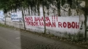 Diduga Tembok Pabrik Tak Bertuan di Kelurahan Pucang Akan Roboh Tapi di Biarkan Saja 
