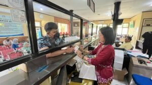 Peringati Hari Kartini, Pelayanan Samsat Kota Blitar Kenakan Pakaian Jadul