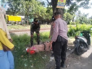 TNI-Polri Sigap Tolongi Wanita Paruh Baya Tergeletak di Pinggir Jalan Raya Buduran Sidoarjo.