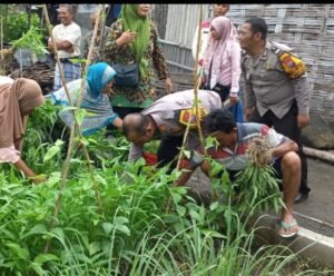 Sinergitas Bhabinkamtibmas dan Babinsa Tambak Kalisogo, Ajak Warga Aktif Menanam di Pekarangan Rumah Perkuat Ketahanan Pangan Pedesaan