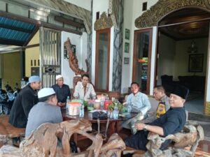Kapolsek Krian Lakukan Silaturahmi ke Kediaman Gus Dullah, Pengasuh Ponpes Al Khohiriyah di Desa Watugolong