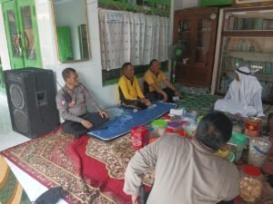 Kapolsek Krian Silaturahmi dalam Kegiatan Jumat Curhat Bersama KH. M. Qudim (Kyai Pocong) di Desa Tempel