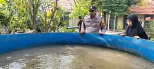Bhabinkamtibmas Desa Ketapang Cek Kolam Lele Milik Warga, Dukung Ketahanan Pangan Nasional 