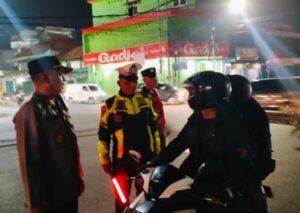 Giat Rutinan Malam Hari Polsek Krian Tegur Dan Himbau Pengguna Jalan Tertib Berlalulintas 