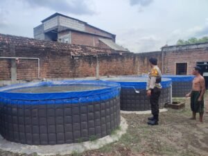 Bhabinkamtibmas Desa Ngaban Pantau Kolam Lele Dukung Ketahanan Pangan 