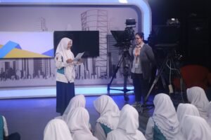 Kenalkan Dunia Pertelevisian, Siswa SMP Al Muslim Lakukan Field Trip ke JTV Surabaya