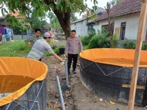Bhabinkamtibmas Kelurahan Kemasan Lakukan Pengecekan Budidaya Ikan Lele, Wujud Dukung Ketahanan Pangan Masyarakat