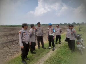 Polsek Prambon dan Bag SDM Polresta Sidoarjo Tinjau Lokasi Budidaya Jagung di Hari Pertama Penanaman