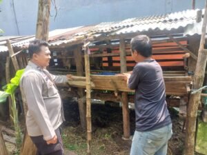 Bhabinkamtibmas Desa Gagang Panjang Dukung Ketahanan Pangan Polresta Sidoarjo Lewat Pendampingan Peternak Hewani Jelang Idul Adha