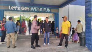 Polsek Krian Laksanakan Patroli Humanis di Wisata Kraton Waterpark Saat Libur Panjang