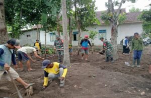Babinsa Karang Gondang Bersama Warga Bersihkan Jalan Dusun, Lindungi Lingkungan Dan Pererat Silaturahmi
