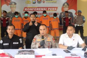 SATRESKRIM POLRESTA SIDOARJO UNGKAP KASUS PENCURIAN DISERTAI KEKERASAN DAN PENGEROYOKAN DI DUA TKP DI SIDOARJO.