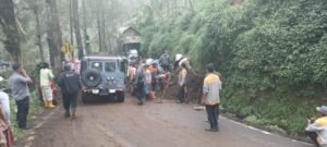 Sinergitas Polsek Tosari dan Warga Berhasil Tangani Longsor di Jalur Wisata Gunung Bromo