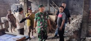 Danramil Krian Sidak dan Pantau Pabrik Tahu yang Pake Bahan Bakar Serbuk Kayu