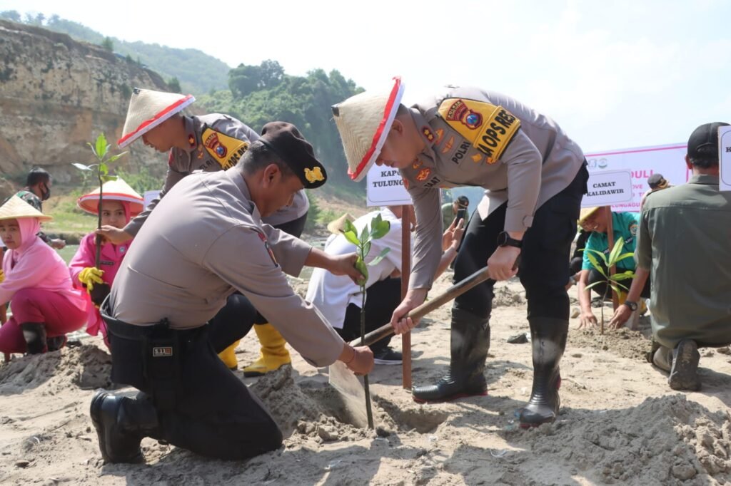 Sambut Hari Bhayangkara ke-79 Polres Tulungagung dan Bhayangkari Gelar Baksos dan Tanam Mangrove