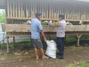 Bhabinkamtibmas Desa Kemantren Tinjau Lahan Peternakan Kambing untuk Ketahanan Pangan di Desa Grogol