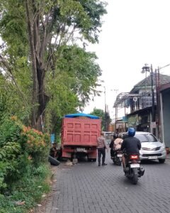 Truck Pengirim Sertu ke Desa Banjar kemuning Telah di Stop dan Mogok di Pinggir Jalan, Tetap Saja Beroperasi 