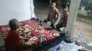 Kapolsek Krian Bangun Kedekatan dengan Warga Tropodo Lewat Cakrukan Kamtibmas yang Humanis