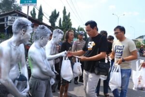 Polisi Peduli, Turun ke Jalan Salurkan Bansos untuk Pekerja Jalanan di Ngawi