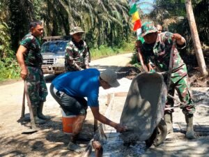 Gotong Royong Pengecoran Box Culvert Warnai Kegiatan TMMD ke-124 Kodim 0320/Dumai di Kelurahan Bukit Kayu Kapur