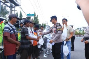 Polisi Peduli, Turun ke Jalan Salurkan Bansos untuk Pekerja Jalanan di Ngawi