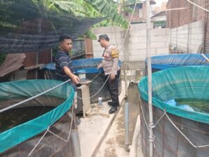 Masifkan Edukasi Ketahanan Pangan, Bhabinkamtibmas Dialogis Pembudidaya Lele di Desa Ketajen. 