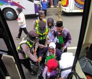 Sigap dan Tulus, Polwan Polres Bojonegoro Dampingi Calon Haji Lansia Menuju Bus