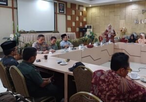 Kapolsek Krian dan Forkopimka Dampingi DPRD Komisi B di Puskesmas Barengkrajan Krian 