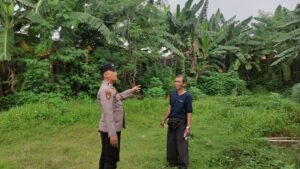 Bhabinkamtibmas Tanjungsari Polsek Taman Tinjau Tanaman Pisang di Lahan P2B Warga