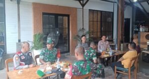 “Jumat Curhat” Kapolsek Krian: Pererat Sinergi Bersama TNI dan Satpol PP