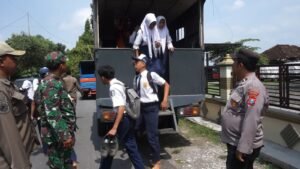 Tanggap Bencana, Polisi Evakuasi Warga Terdampak Luapan Bengawan Solo di Tuban