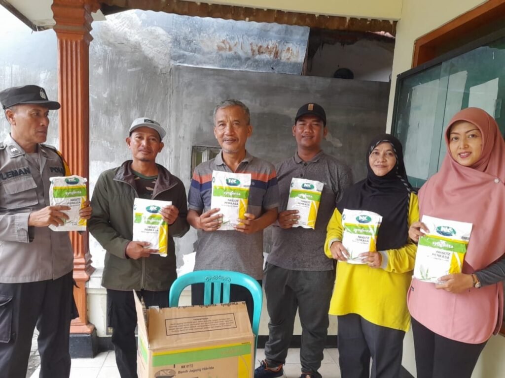 Wujudkan Ketahanan Pangan, Polsek Porong Salurkan Bantuan Bibit Jagung ke Kelompok Tani