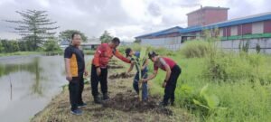 Bhabinkamtibmas Desa Ponokawan Edukasi Ketahanan Pangan, Tanam Pohon Pisang Bersama Warga