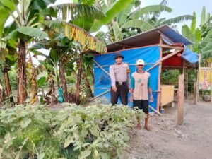Polisi Ajak Warga Gagang Kepuhsari Balongbendo Kelola Lahan Kosong di Tanami Sayuran