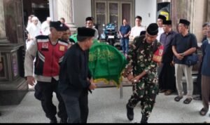 Sinergitas TNI-Polri Dampingi Prosesi Pemakaman Warga di Sidomulyo Krian, 