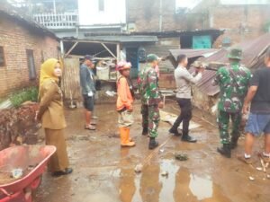 Rumah Warga di Lawang Roboh Dimakan Usia, TNI-Polri hingga Warga Kompak Gelar Kerja Bakti