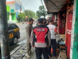 Polsek Krian Bersinergi dengan Satpol PP Tertibkan PKL di Pasar Krian