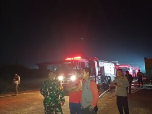 Kapolsek Krian dan Anggota turun langsung ke lokasi Lakukan pengamanan Kebakaran PT. Bara Energi Maha Jaya