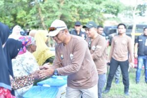 Sambut Hari Bhayangkara ke-79, Kapolda Jatim Safari Kamtibmas Salurkan Bansos untuk Warga Pesisir Situbondo