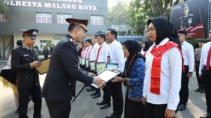 Kapolrestabes Surabaya Terima Penghargaan di HJKS ke-732 Wujud Dedikasi Jogo Suroboyo