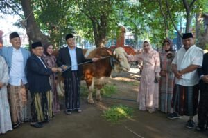 Bupati dan Wakil Bupati Sidoarjo Laksanakan Sholat Idul Adha 1446 H Bersama Ribuan Jamaah Di Masjid Agung, Moment Berbagi di Tengah Khusyuknya Ibadah