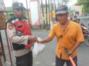 Polsek Krian Salurkan Daging Kurban kepada Warga yang Membutuhkan
