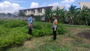 Anggota Polsek Sidoarjo Kota Patroli Pekarangan Pangan Bergizi di Cemengkalang