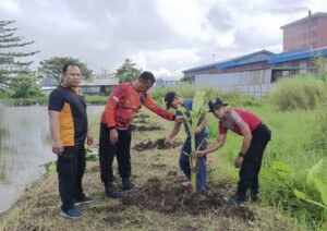 Polsek Krian Rawat Pohon Pisang di Ponokawan untuk Dukung Ketahanan Pangan Nasional
