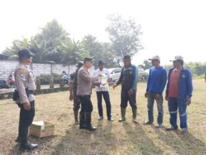 Kapolsek Krembung Salurkan Bantuan Bibit Jagung Hibrida ke Poktan Dukung Ketahanan Pangan 